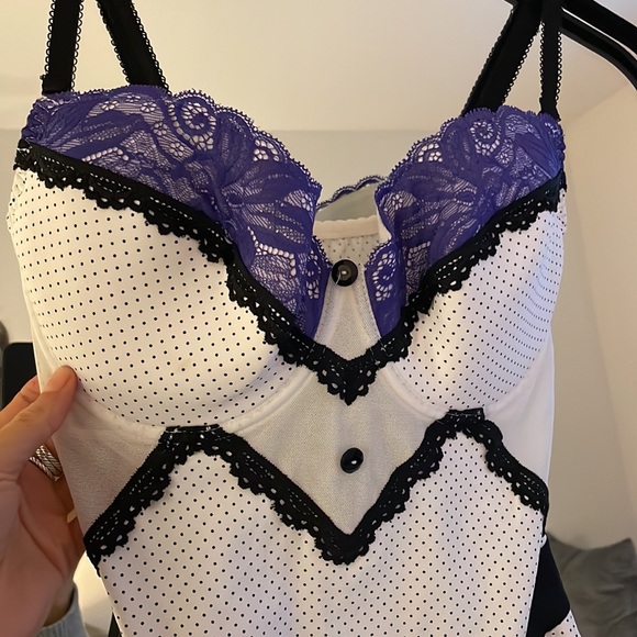 VS Luxe Euro Lace Bodysuit in Purple/B/W NWOT 34DD/M - Picture 5 of 11